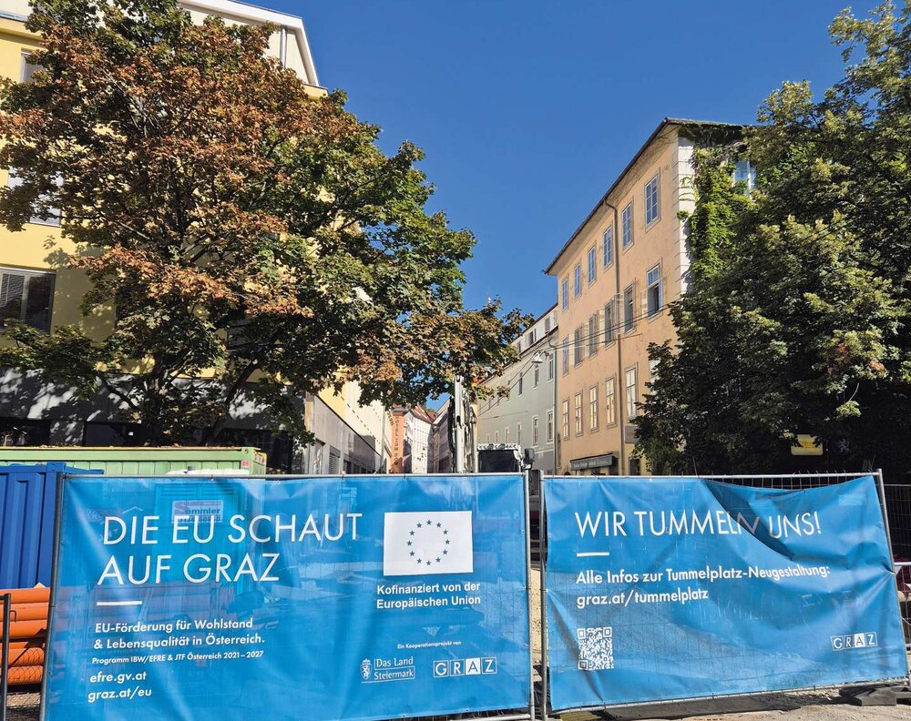 Die Europäische Union und das Land Steiermark fördern das Projekt „Klimafitte, multifunktionale Neugestaltung Tummelplatz“ der Stadt Graz mit 1,5 Mio. Euro von insgesamt ca. 8 Mio. EUR Gesamtkosten.
