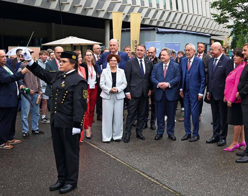 Energiestaatssekretärin Elisabeth Zehetner, Vizekanzler Andreas Babler, Präsident Michael Ludwig, Bundespräsident Alexander Van der Bellen, Kanzler Christian Stocker, Landeshauptmann-Stellvertreterin Manuela Khom und Bgm. Kurt Wallner
