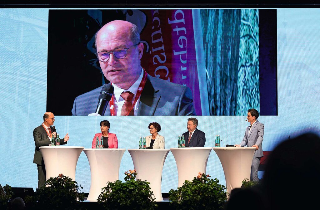 Philipp Hansa (ganz r.) moderierte den Talk.