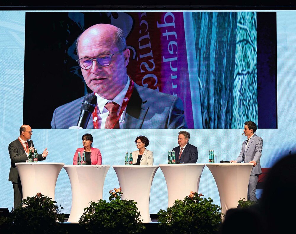 Philipp Hansa (ganz r.) moderierte den Talk.