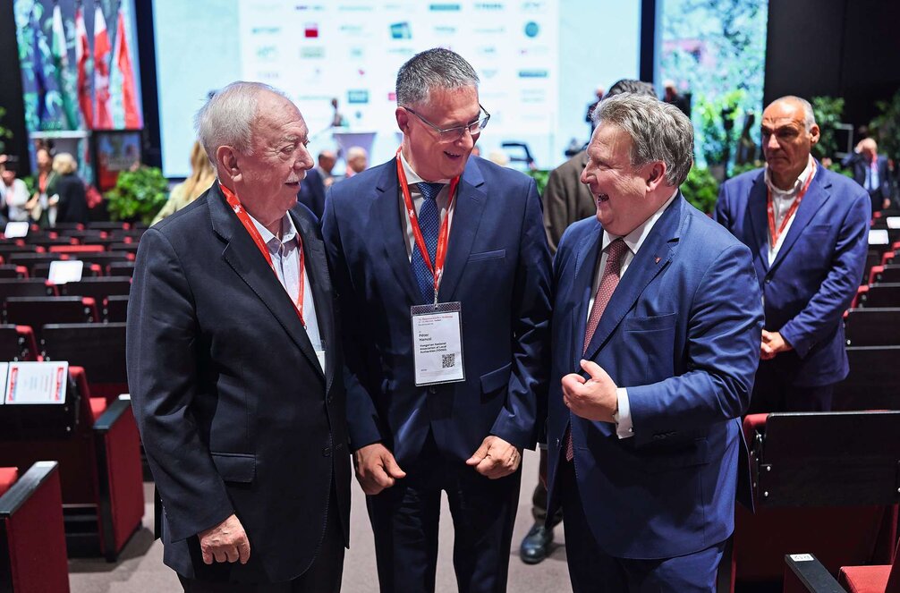 Ehrenpräsident und Altbürgermeister Michael Häupl mit Péter Hanusi vom ungarischen Kommunalverband TÖOSZ und Präsident Michael Ludwig