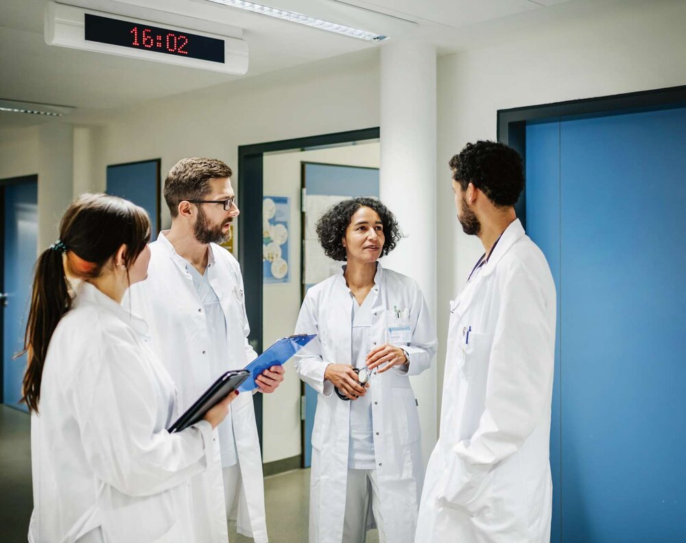 Österreichs hohe Gesundheitsausgaben und geteilte Zuständigkeiten erschweren eine effiziente Versorgung. Primärversorgungseinheiten bieten Chancen, Spitäler zu entlasten und die wohnortnahe medizinische Betreuung zu verbessern.