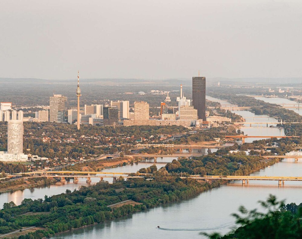 Öffentliche Daseinsvorsorge sichert die Versorgung mit Wasser, Energie, Mobilität, Gesundheit und Wohnraum. Langfristige kommunale Investitionen stärken soziale Gerechtigkeit, Klimaschutz und die Widerstandsfähigkeit von Städten und Gemeinden.