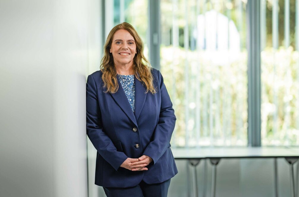 Manuela Lenk ist studierte Soziologin und seit September 2025 fachstatistische Generaldirektorin von Statistik Austria. Zudem ist sie Präsidentin der Österreichischen Statistischen Gesellschaft (ÖSG). In verschiedenen Führungsfunktionen bei Statistik Austria prägte sie die Weiterentwicklung von Dateninteroperabilität und Registersystemen, bevor sie als Vizedirektorin des Schweizer Bundesamts für Statistik tätig wurde.