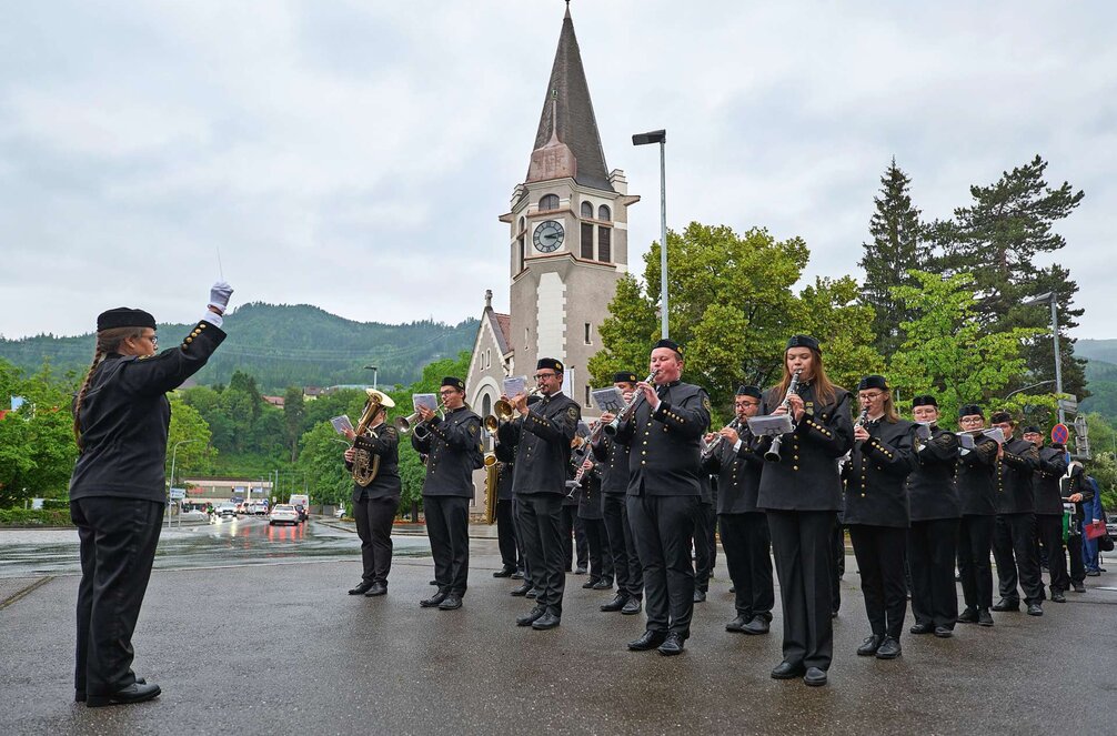 Feierliche Eröffnung mit Blaskapelle