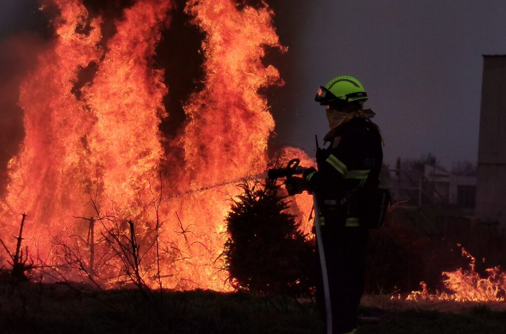 © Andrea Wallner Feuerwehrmann bekämpft Flammen