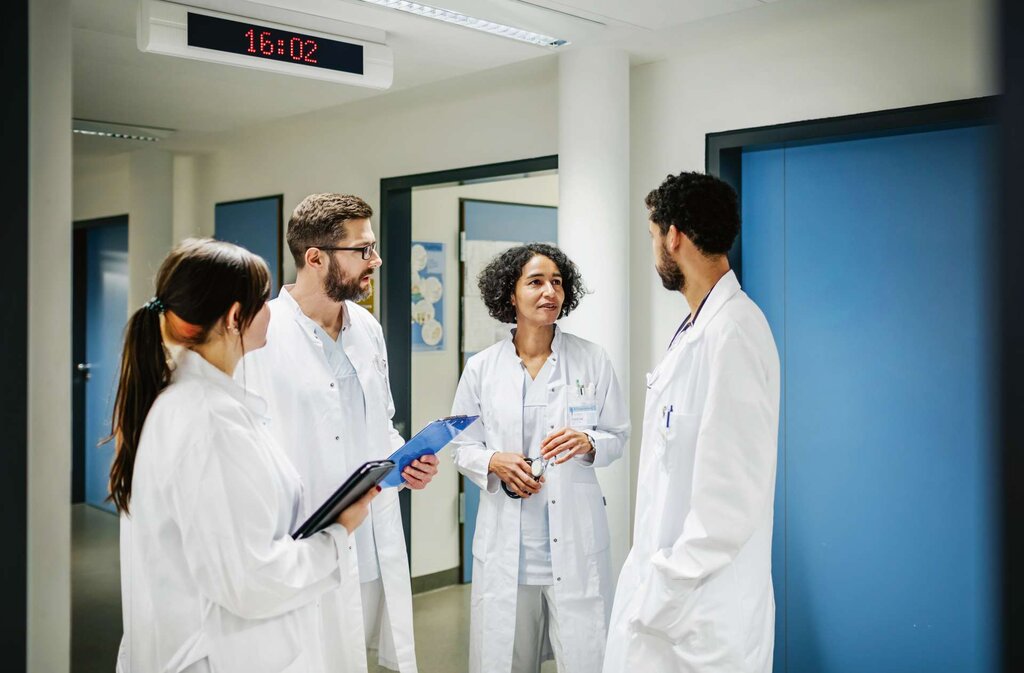 Österreichs hohe Gesundheitsausgaben und geteilte Zuständigkeiten erschweren eine effiziente Versorgung. Primärversorgungseinheiten bieten Chancen, Spitäler zu entlasten und die wohnortnahe medizinische Betreuung zu verbessern.