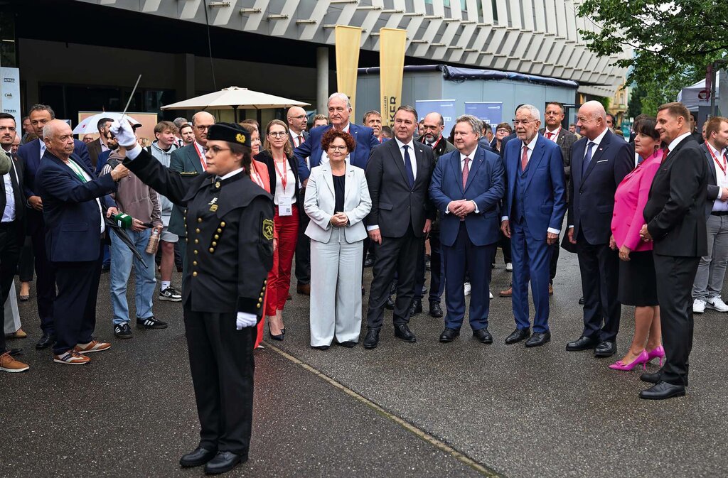 Energiestaatssekretärin Elisabeth Zehetner, Vizekanzler Andreas Babler, Präsident  Michael Ludwig, Bundespräsident Alexander Van der Bellen, Kanzler Christian Stocker, Landeshauptmann-Stellvertreterin Manuela Khom und Bgm. Kurt Wallner