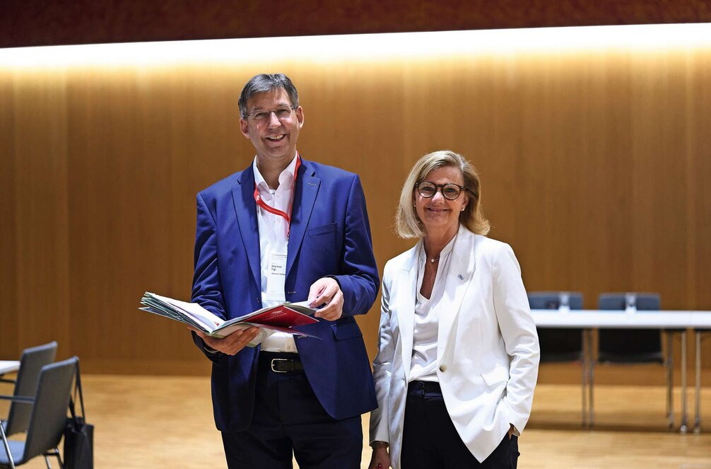 Der Wiener Bezirksvorsteher Markus Figl, neues kooptiertes Mitglied der Geschäftsleitung, und Bürgermeisterin Susanne Kaltenegger (Bruck an der Mur)