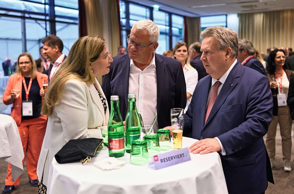 Die Wiener Vizebürgermeisterin Barbara Novak, Vizepräsident Thomas Steiner und Präsident Michael Ludwig