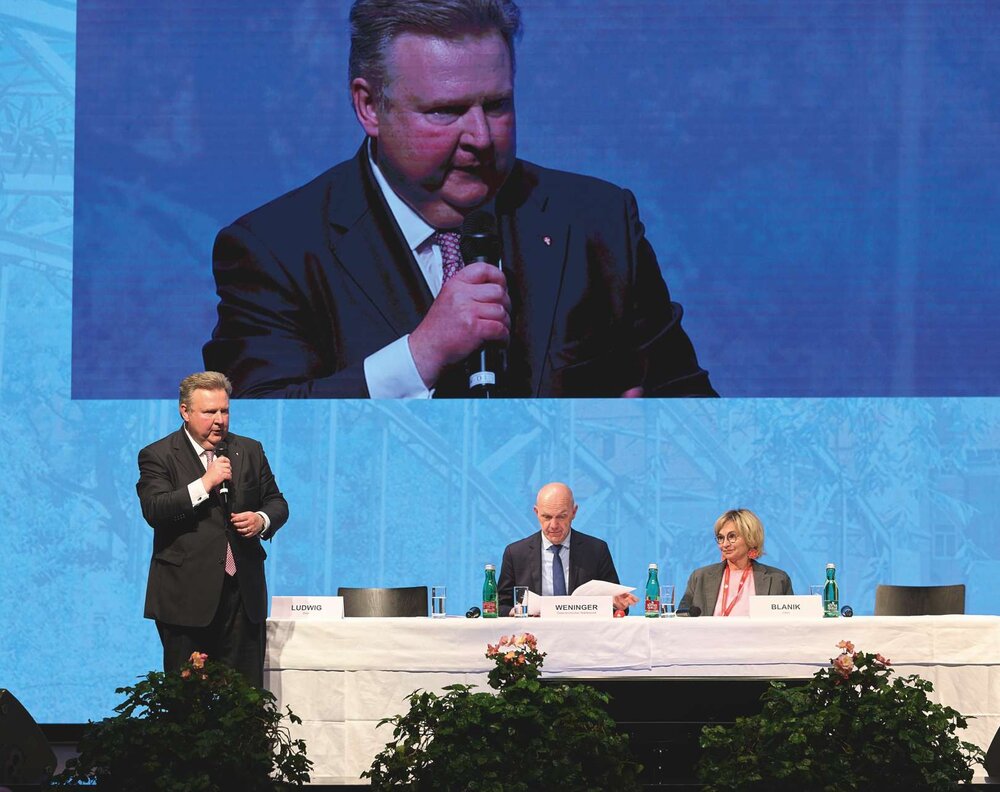 Bürgermeister Michael Ludwig, Generalsekretär Thomas Weninger und Bürgermeisterin Elisabeth Blanik gemeinsam auf der Bühne beim 75. Österreichischen Städtetag.