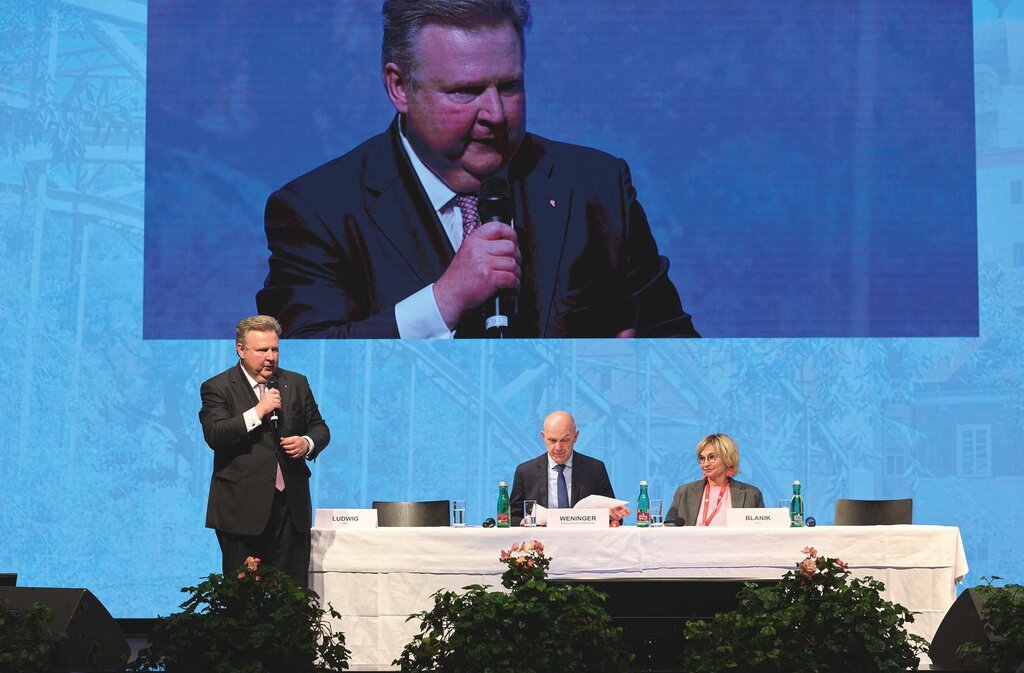 Bürgermeister Michael Ludwig, Generalsekretär Thomas Weninger und Bürgermeisterin Elisabeth Blanik gemeinsam auf der Bühne beim 75. Österreichischen Städtetag.