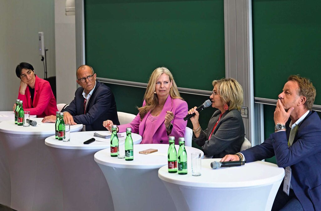 Karoline Mitterer (KDZ – Zentrum für Verwaltungsforschung), Bürgermeister Walter Gohm, Moderatorin Claudia Reiterer, Bürgermeisterin Elisabeth Blanik und Bürgermeister Mario Abl diskutierten beim 75. Österreichischen Städtetag über erfolgreiche Gemeindekooperationen und zukunftsorientierte Modelle der Zusammenarbeit.