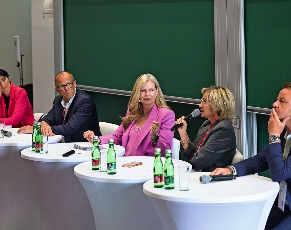 Karoline Mitterer (KDZ – Zentrum für Verwaltungsforschung), Bürgermeister Walter Gohm, Moderatorin Claudia Reiterer, Bürgermeisterin Elisabeth Blanik und Bürgermeister Mario Abl diskutierten beim 75. Österreichischen Städtetag über erfolgreiche Gemeindekooperationen und zukunftsorientierte Modelle der Zusammenarbeit.